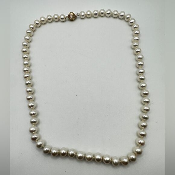 20" 14kt Yellow Gold Clasp and 8mm beautiful pearl necklace! - Picture 10 of 12